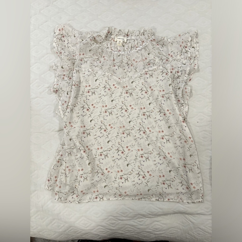 Sleeveless Blouse, with small flowers, casual look for work or a night out.
